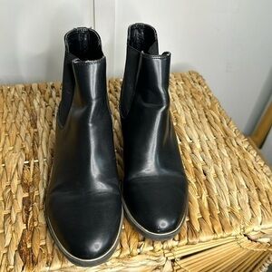 Sam & Libby size 6 black booties